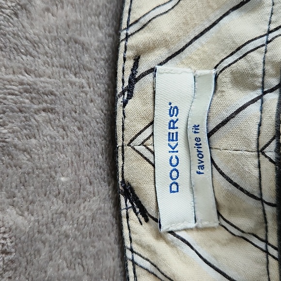 Dockers, Women's, Sz14 med favorite fit, 1 pocket in Front, 2 in Back - Picture 7 of 11